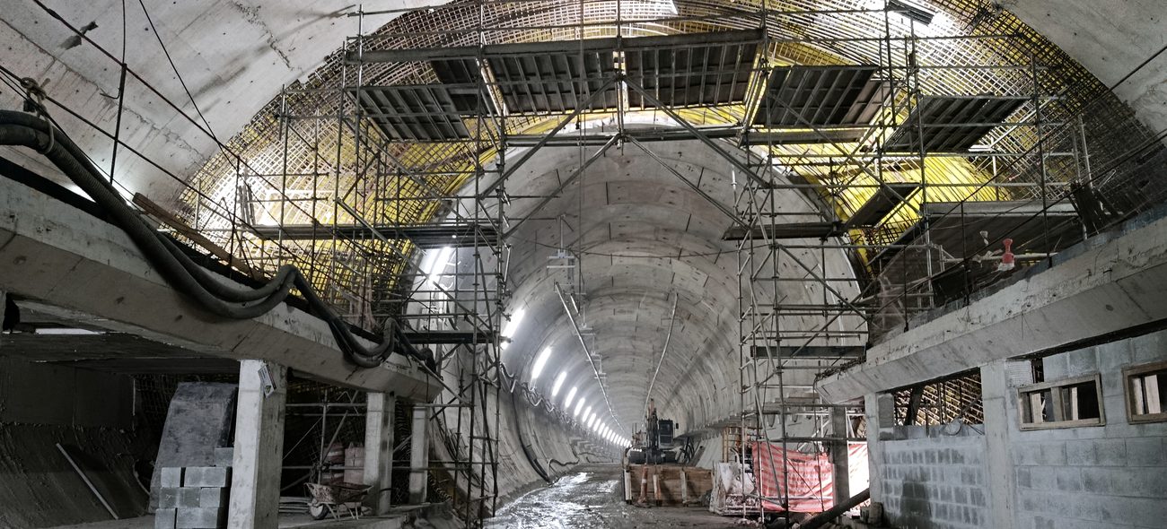 Túnel em obra, com escoramento metálico e revestimento em execução