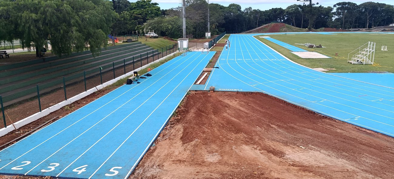 Pista de atletismo com piso esportivo de alta resistência em execução