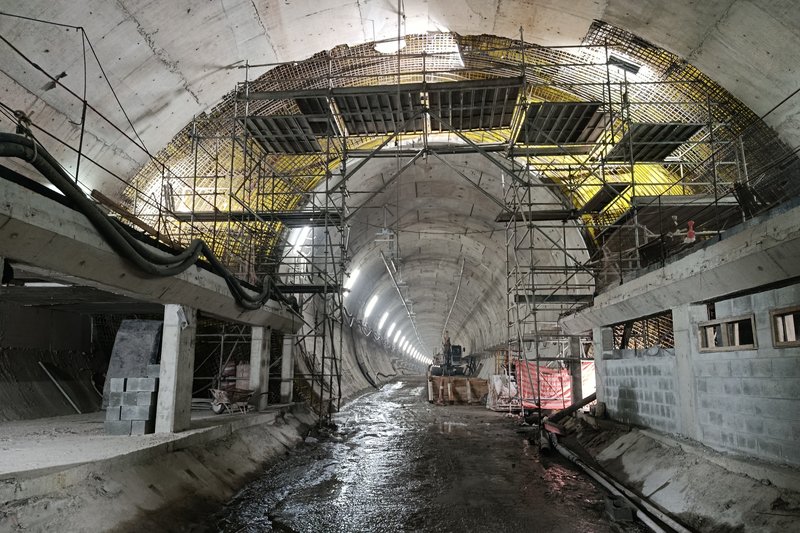 Interior da estação em construção, com abóbada de concreto e andaimes