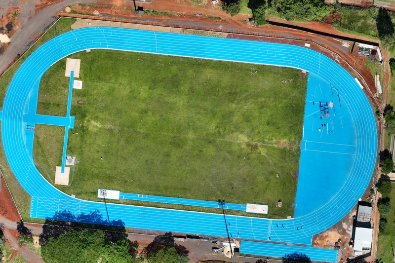 Pista de atletismo com piso azul concluída em Chapecó