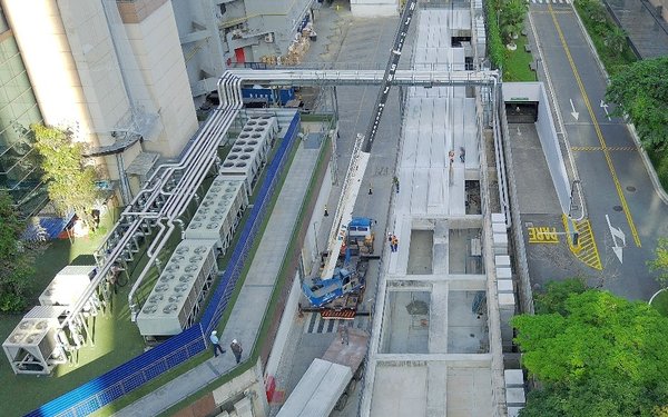 Vista aérea de retrofit com chillers em centro corporativo