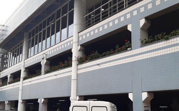 Fachada do complexo industrial farmacêutico onde a obra foi executada
