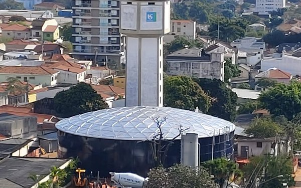 Reservatório metálico concluído na cidade, com torre de caixa d'água ao fundo