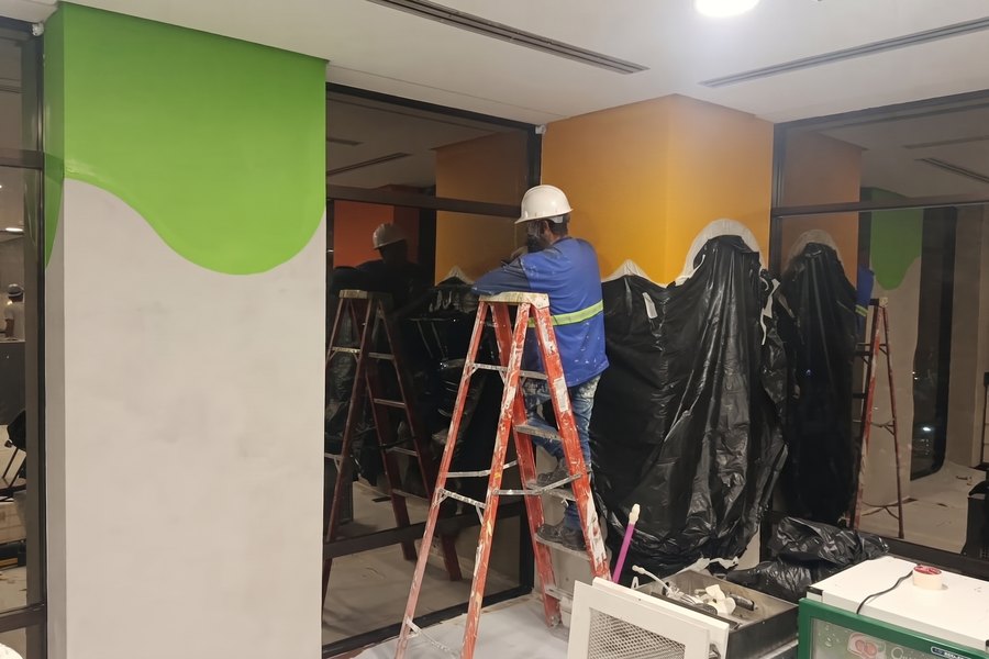 Pintura de painéis coloridos com proteção total do mobiliário e do piso