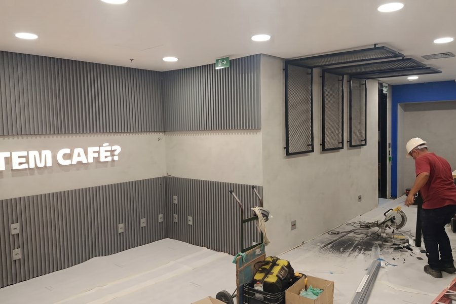 Parede em painel ripado com letreiro corporativo instalado