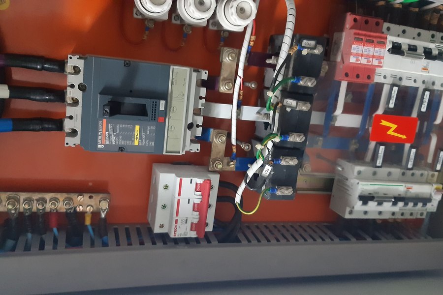 Interior de quadro elétrico com disjuntor caixa moldada, DPS e barramento identificados