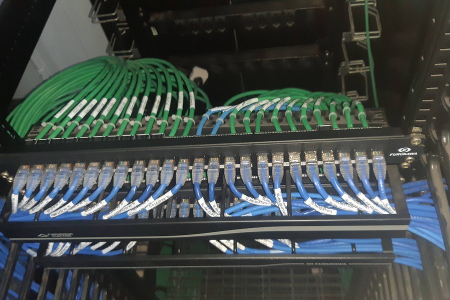 Patch panel com cabeamento estruturado organizado e cada porta identificada