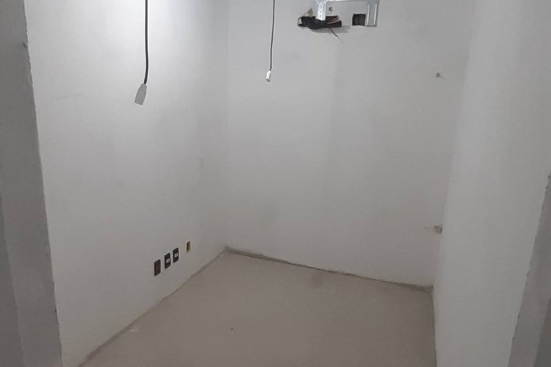 Sala do ambulatório com paredes acabadas e pontos elétricos instalados