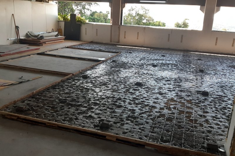 Tela soldada posicionada sobre a laje antes da concretagem