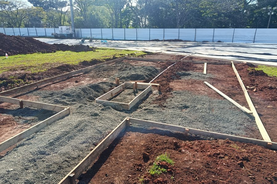 Gabaritos de madeira e sub-base de brita no canteiro