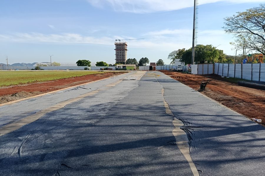 Pista de asfalto novo concluída em dia claro