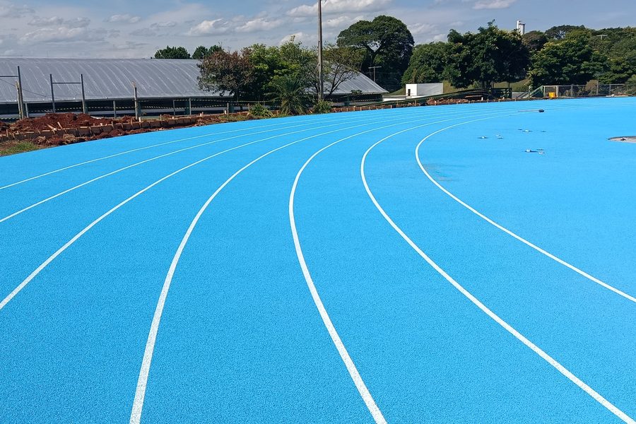 Curva da pista com raias brancas demarcadas