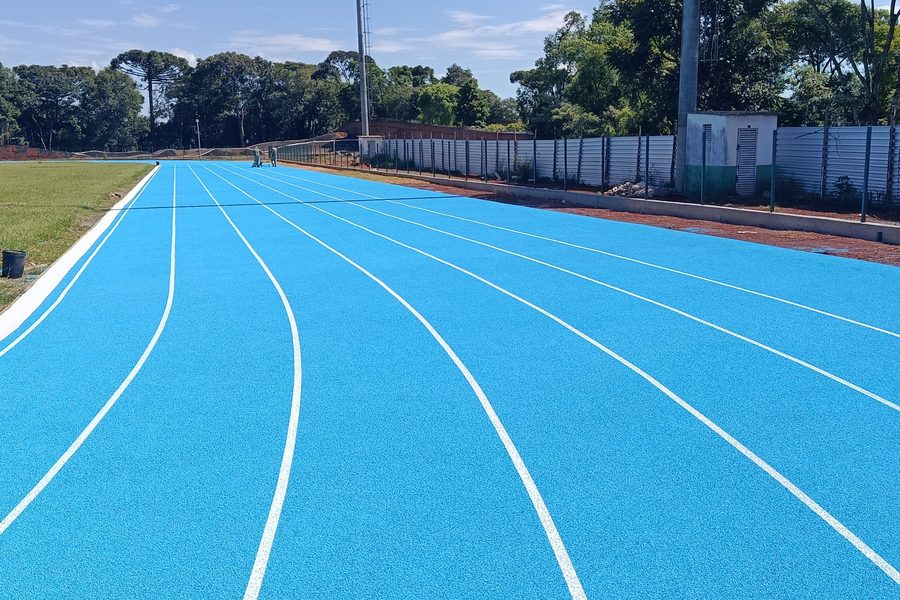 Reta da pista de atletismo com raias demarcadas