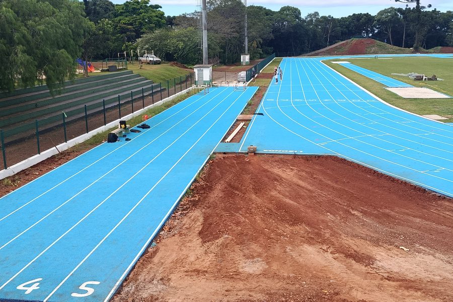 Raias numeradas de 2 a 5 na largada da pista
