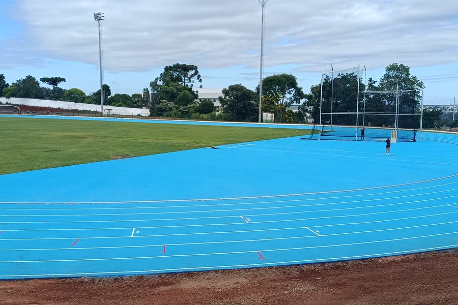Vista ampla da pista azul com campo e arquibancada