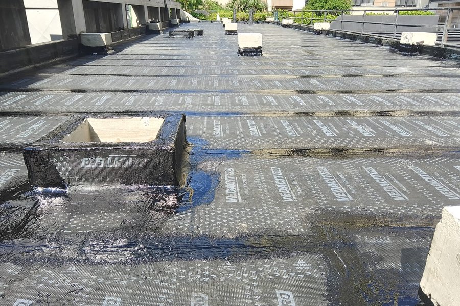 Vista geral da cobertura com ralos e bases tratadas