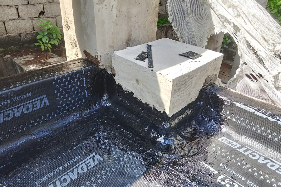 Base de concreto encapsulada com manta e selante