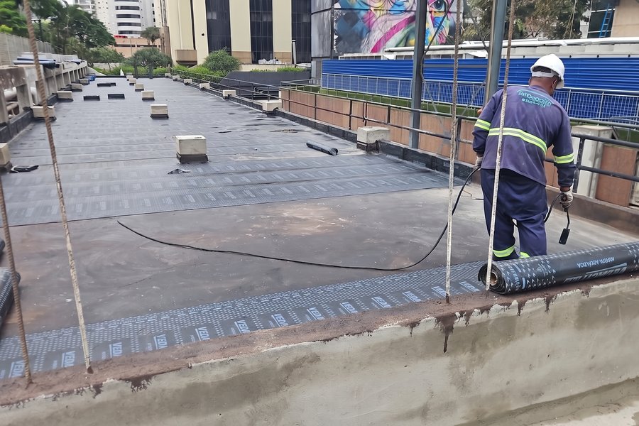 Aplicação de manta asfáltica com maçarico