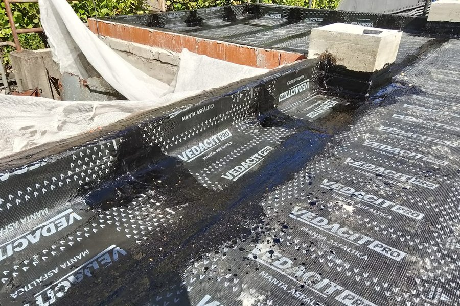 Detalhe de rufo e arremate junto à platibanda
