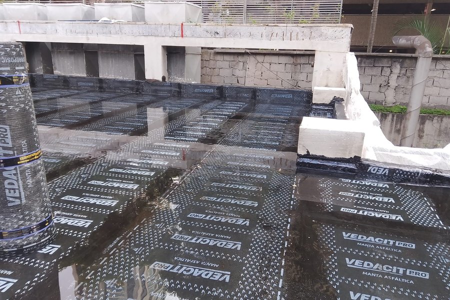 Lâmina d'água refletindo o entorno na laje testada
