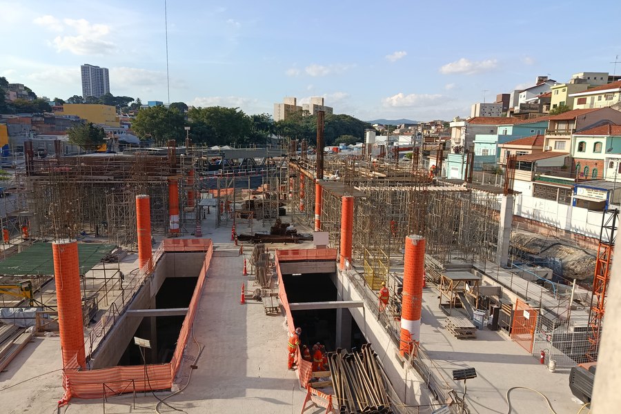 Obra da estação vista do alto, com poços de ventilação e pilares