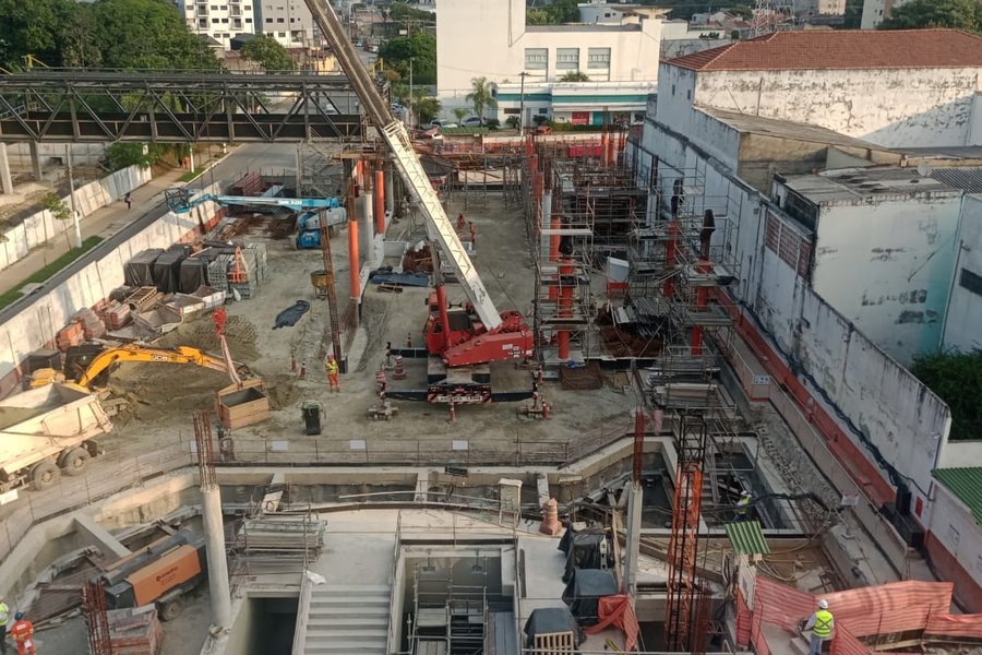 Vista aérea do canteiro da estação com guindaste e escavação