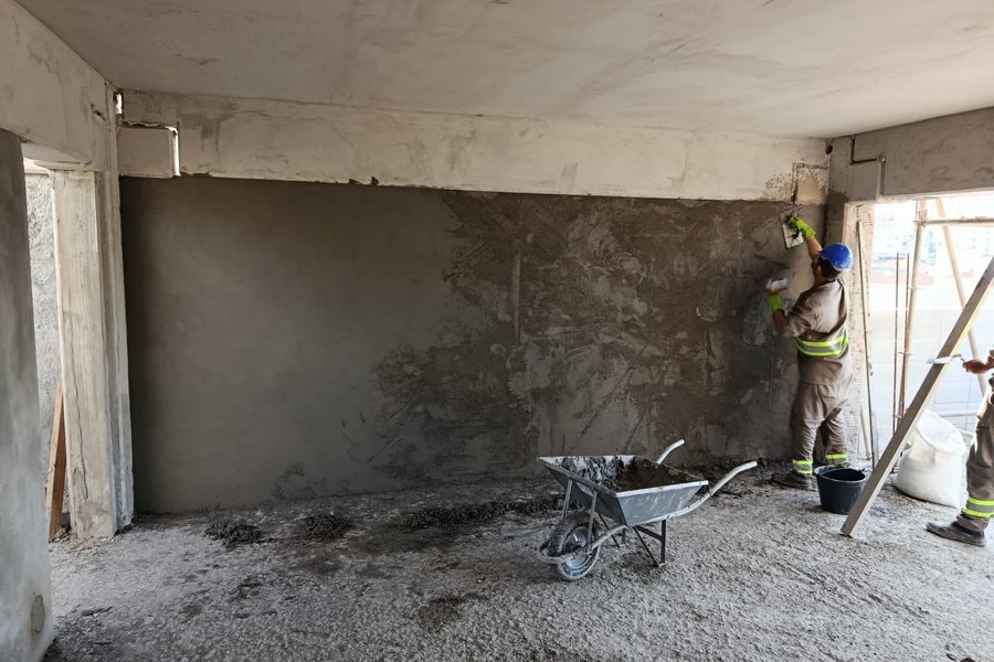 Aplicação de chapisco e regularização de parede de concreto