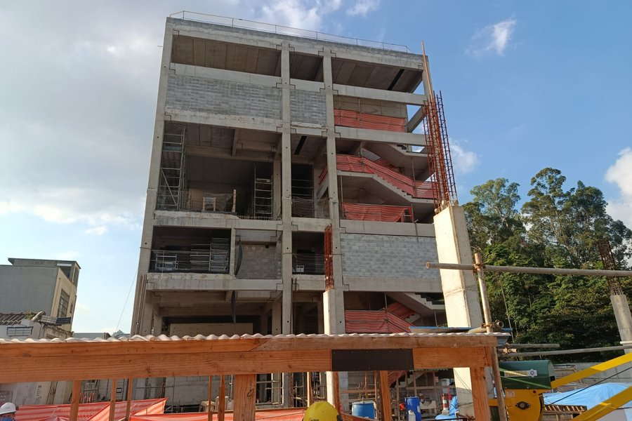 Edifício de apoio da estação em estrutura de concreto, cinco pavimentos