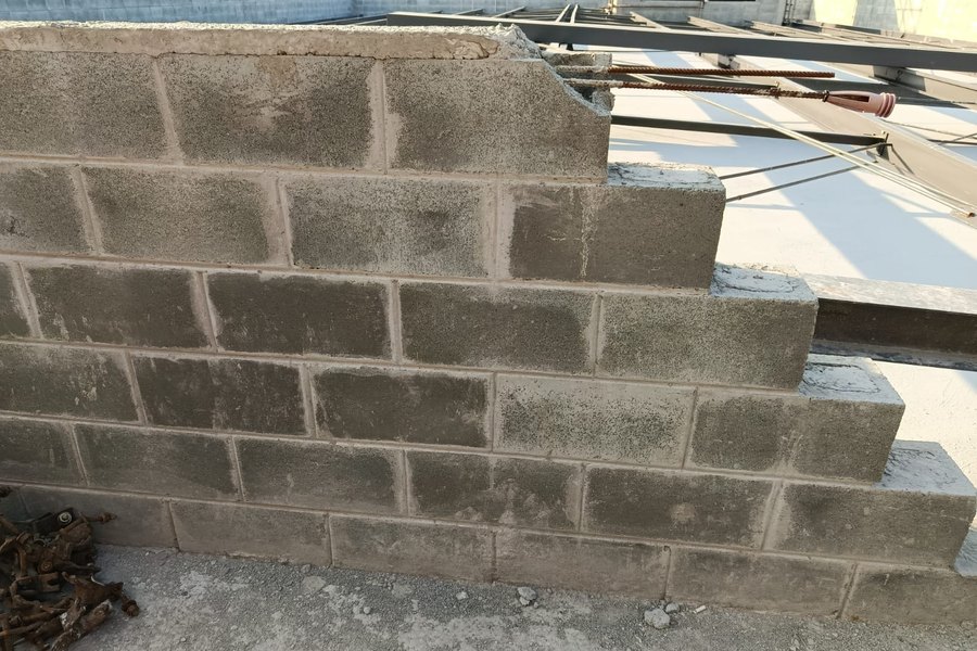 Muro em bloco estrutural executado na área externa da estação