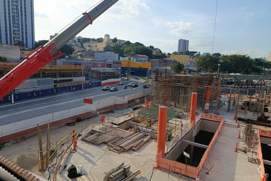 Laje superior da estação com poços de ventilação abertos