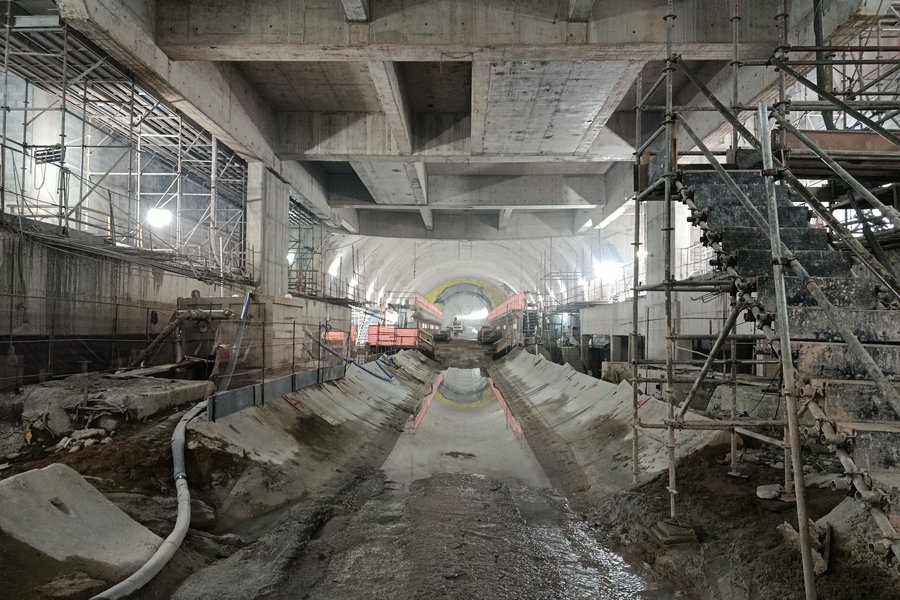 Interior da estação com o túnel ao fundo e escoramento metálico