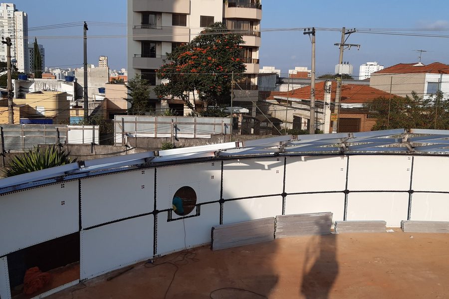 Primeiro anel de chapas brancas do reservatório parafusado montado