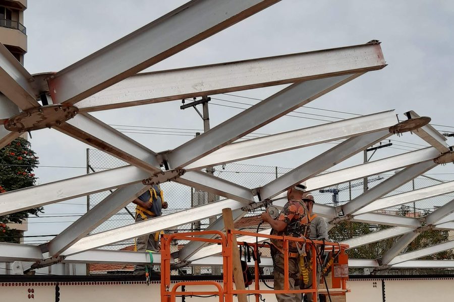 Plataforma elevatória junto à parede interna do reservatório