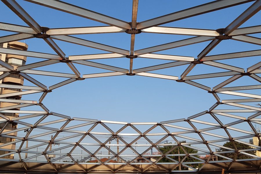 Estrutura geodésica de alumínio vista de dentro com abertura central