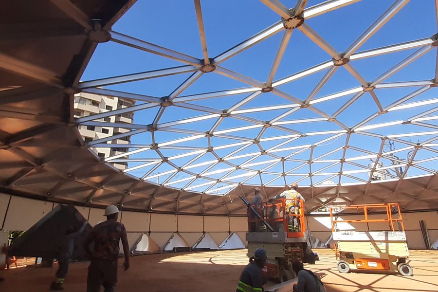 Vista interna da malha triangulada de alumínio da cúpula
