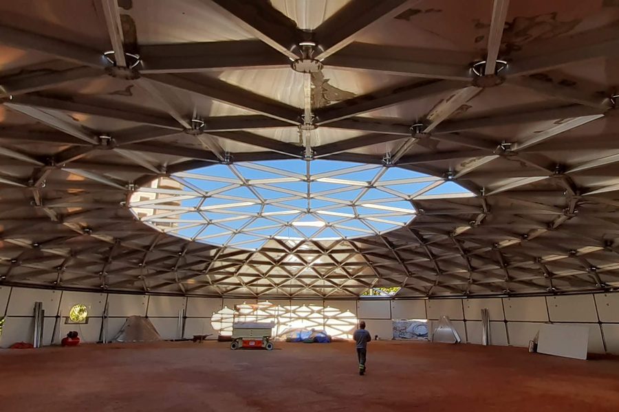 Interior do reservatório com a cúpula praticamente fechada