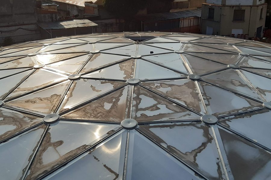 Vista superior da cúpula geodésica com painéis de alumínio