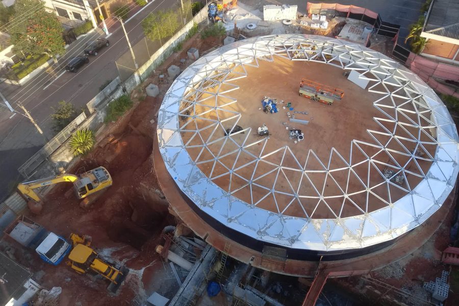 Vista aérea do reservatório com cúpula em montagem em área urbana