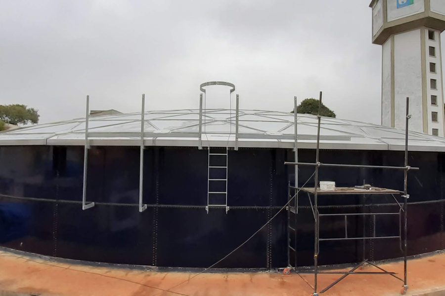 Reservatório com escada de acesso e guarda-corpo instalados