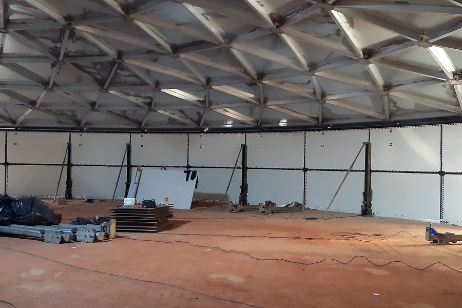 Interior branco do reservatório com paredes vitrificadas