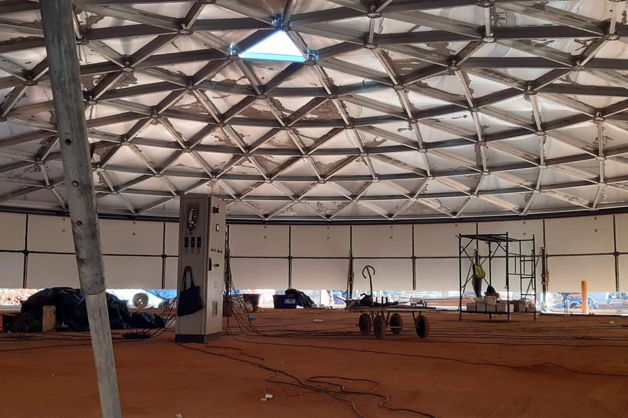 Interior amplo do reservatório iluminado pela abertura da cúpula