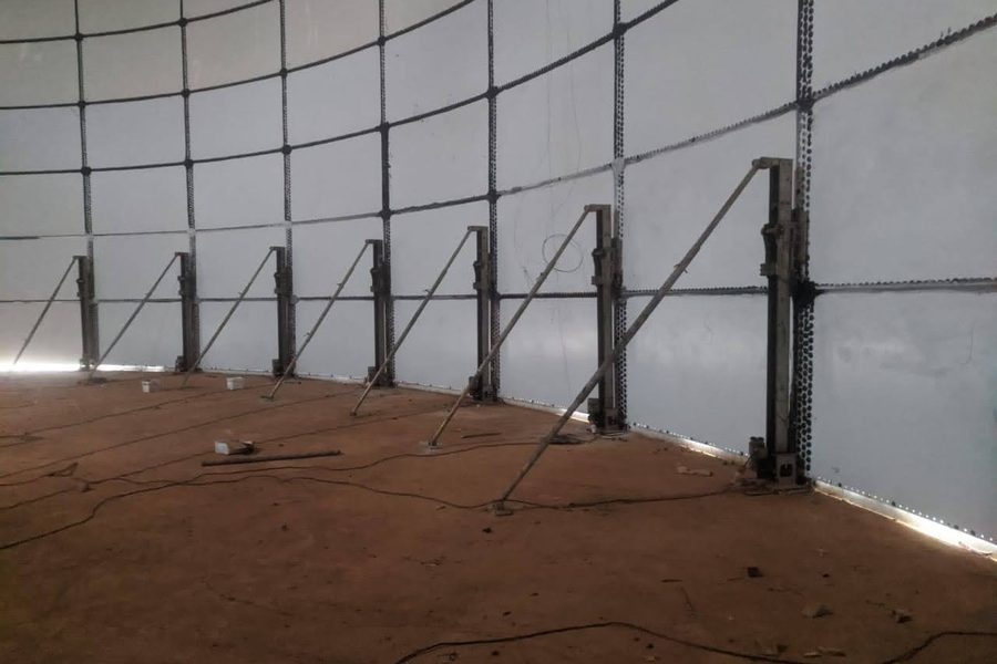 Detalhe dos tirantes e enrijecedores na parede interna do reservatório