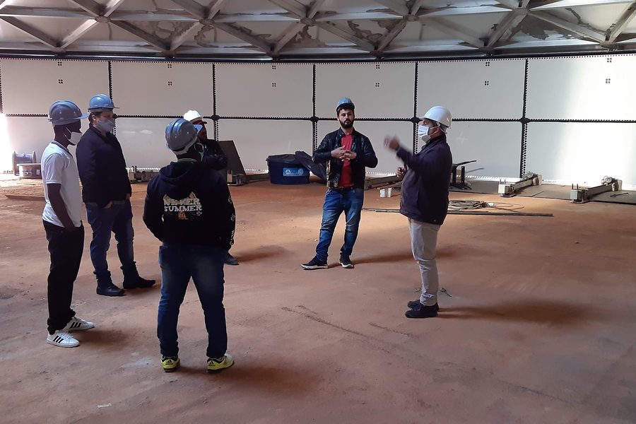 Equipe técnica em EPI durante vistoria no interior do reservatório