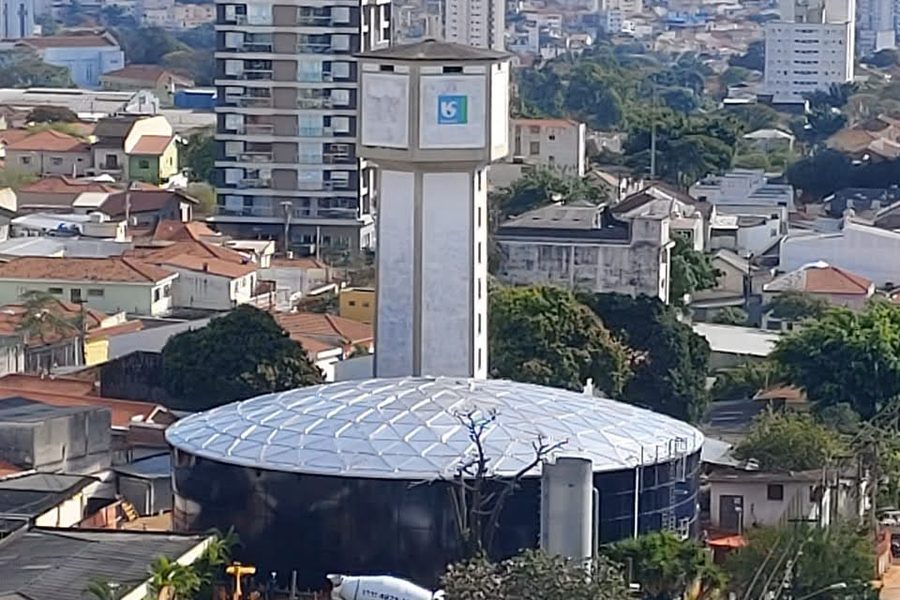 Vista do reservatório com cúpula inserido em bairro residencial