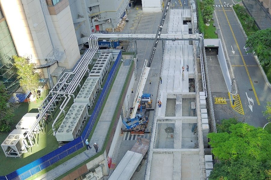 Vista aérea da área técnica com chillers instalados