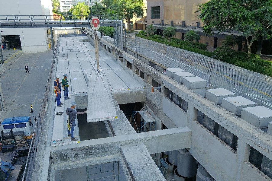 Frente de trabalho com lajes e escoramento