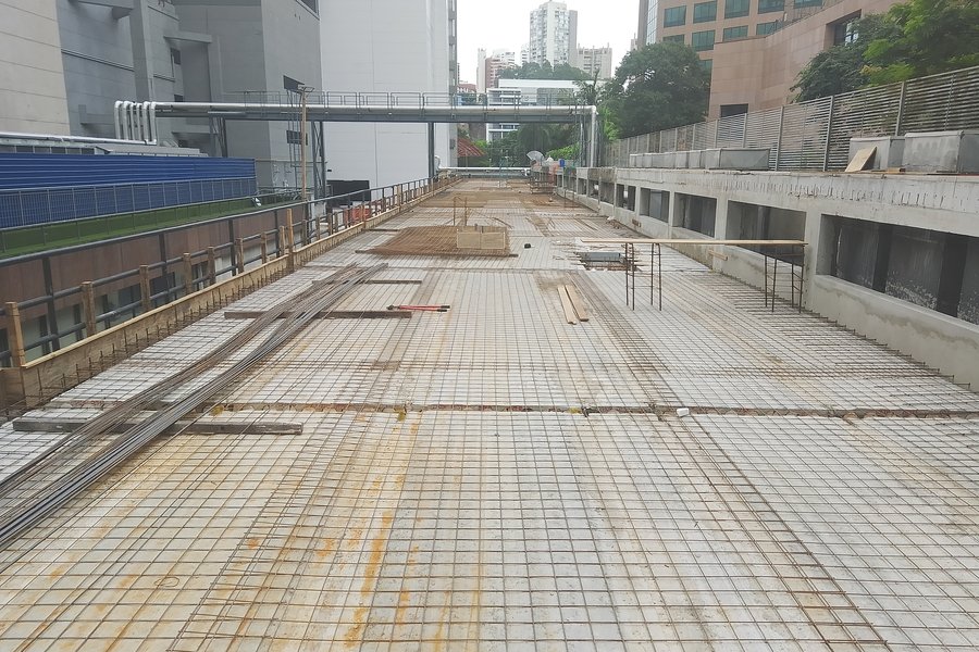 Malha de aço estendida sobre toda a laje