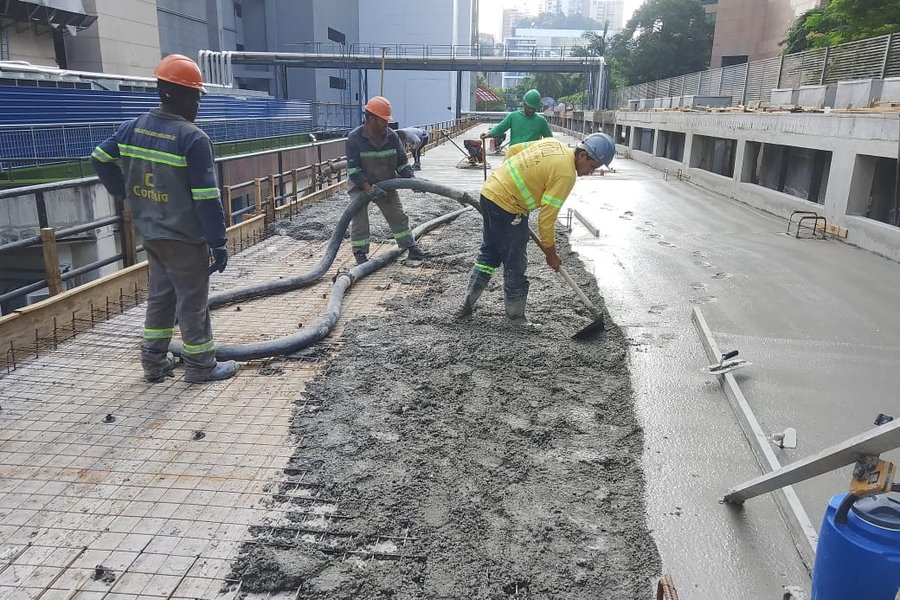 Frente de serviço na laje técnica