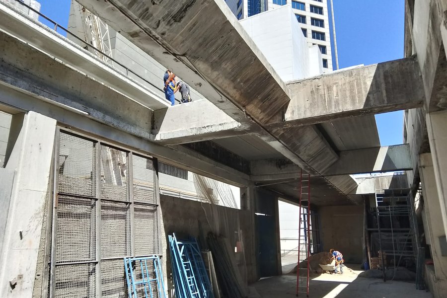 Vigas de concreto expostas na área da nova central