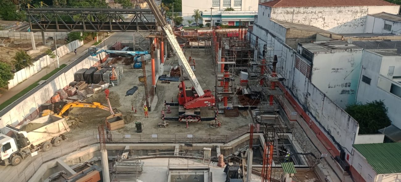 Canteiro urbano com várias frentes de serviço simultâneas